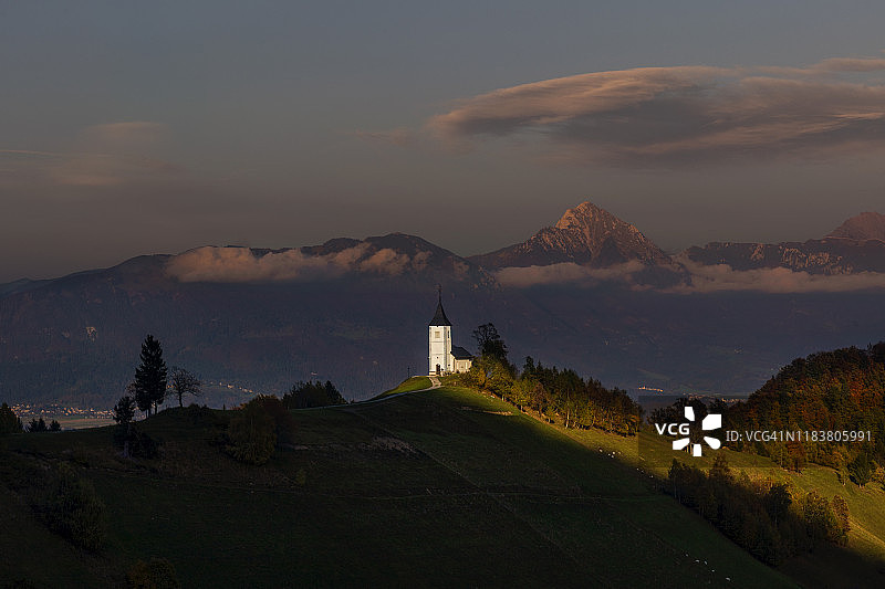 斯洛文尼亚亚姆尼克附近的圣普里莫兹教堂日落景色图片素材