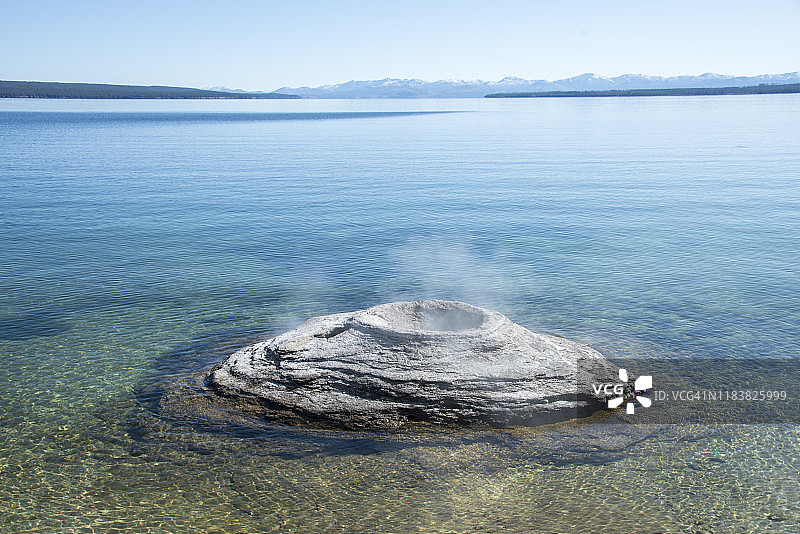 西拇指间歇泉盆地——黄石湖图片素材
