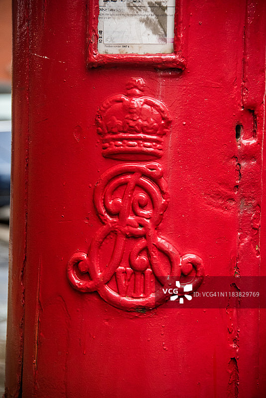 带有爱德华二世首字母的红色邮箱图片素材