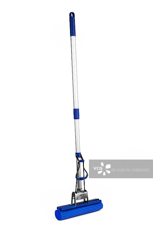 白色背景上的海绵拖把图片素材