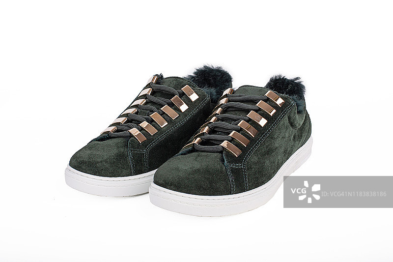带毛皮衬里的绿色绒面革低帮运动鞋图片素材