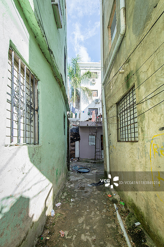 两栋小楼间的街道走廊图片素材