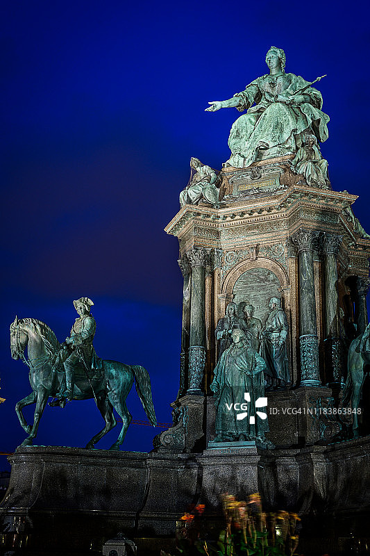 奥地利女皇玛丽亚·特蕾莎纪念碑，位于博物馆区——维也纳城市暮光全景图片素材