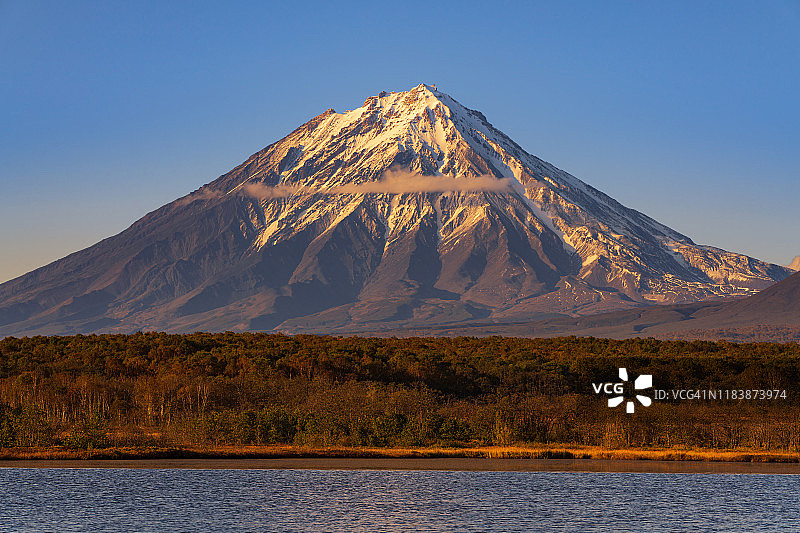 秋季山地景观——傍晚时分的活火山景色、山间湖泊和日落时分的橙黄色森林图片素材