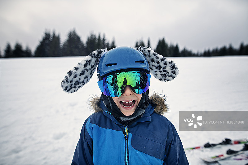 快乐的小男孩滑雪肖像图片素材
