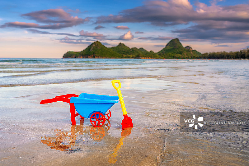 男孩女孩在泰国巴蜀府奥马瑙湾海滩玩耍图片素材