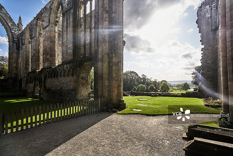英国约克郡沃夫代尔的博尔顿修道院图片素材