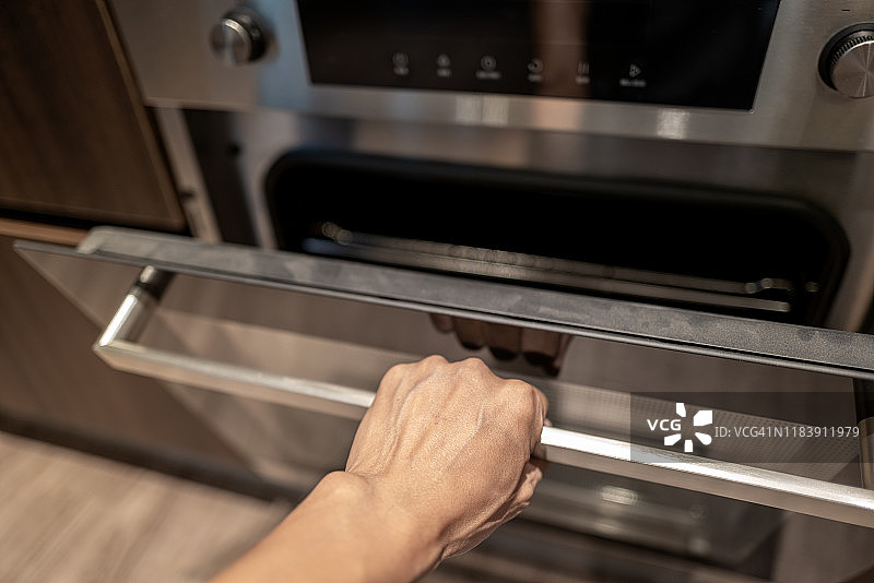 男子打开消毒柜图片素材