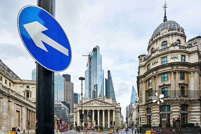 英国伦敦金融区：英格兰银行与皇家交易所图片素材