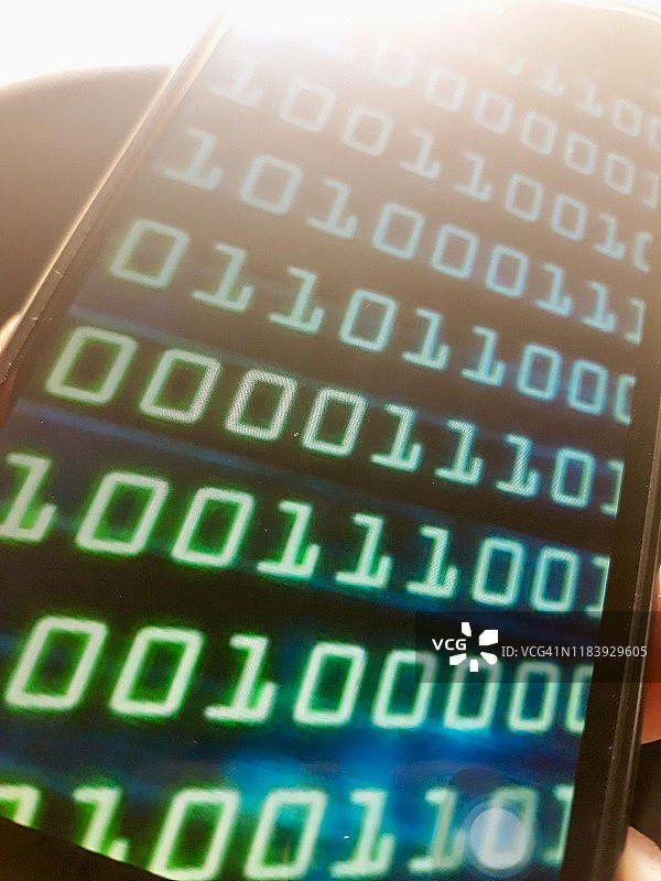 智能手机屏幕上的二进制代码图片素材
