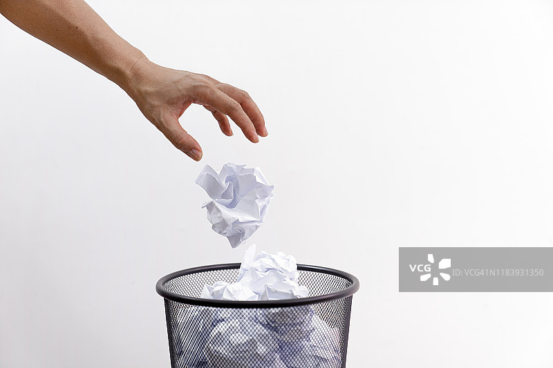 男人手将废纸扔进垃圾桶图片素材