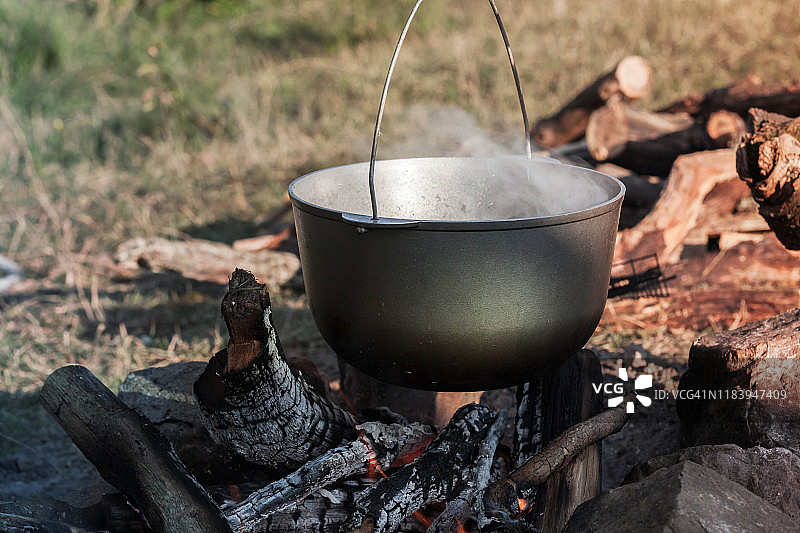 用旧大锅准备汤图片素材