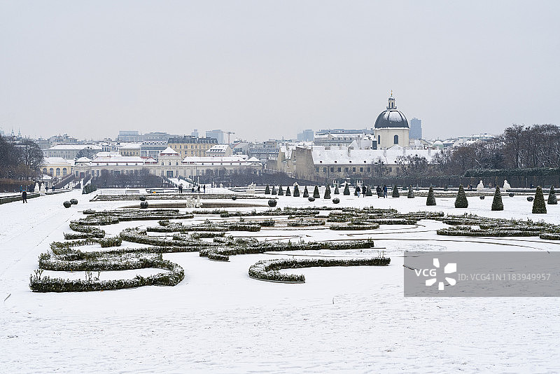 被白雪覆盖的美景宫花园，维也纳，奥地利，欧洲图片素材