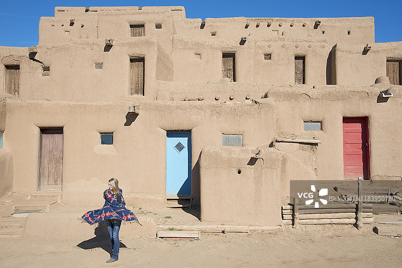 陶斯普韦布洛的女性游客，联合国教科文组织世界遗产，美国新墨西哥州陶斯图片素材