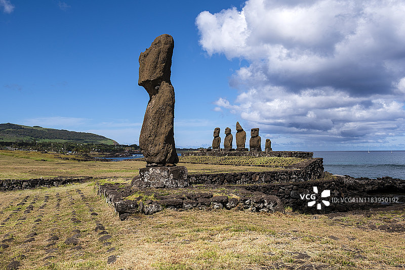 复活节岛阿胡塔海毛艾石像群，智利图片素材
