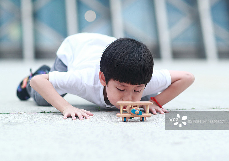 男孩拿着玩具飞机图片素材