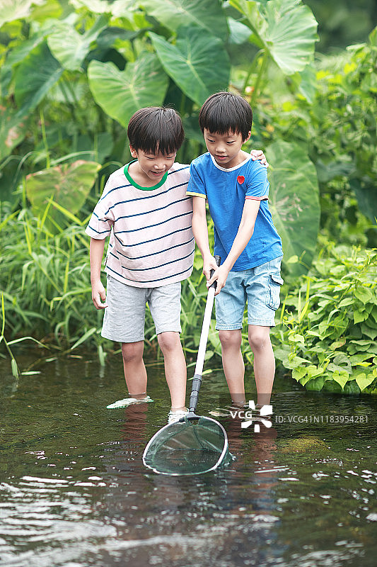 儿童在小溪边钓鱼图片素材