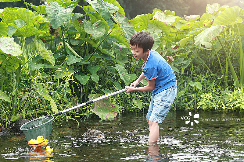 儿童在小溪边钓鱼图片素材