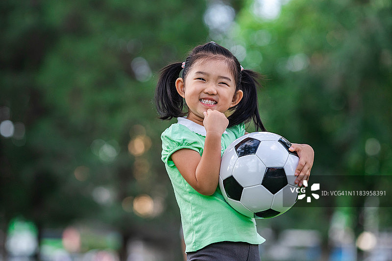 女孩抱着足球图片素材