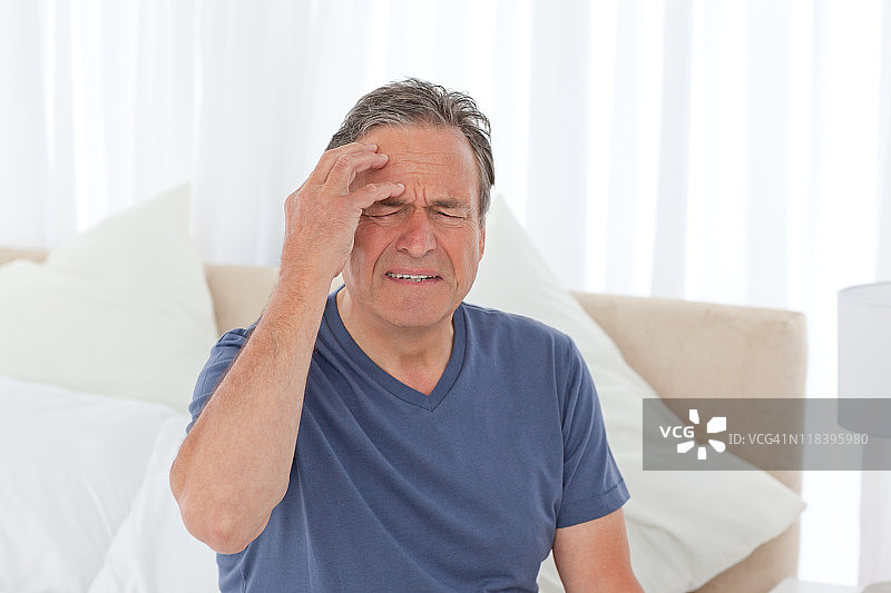 男人头痛图片素材