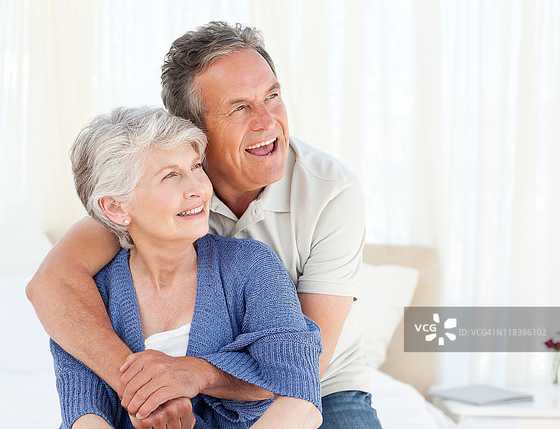 在床上拥抱的老年夫妇图片素材