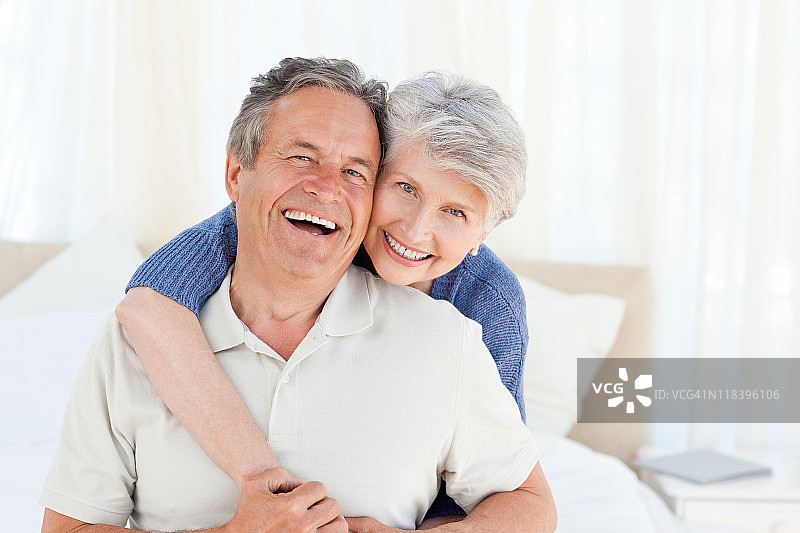 老年夫妇看着镜头图片素材