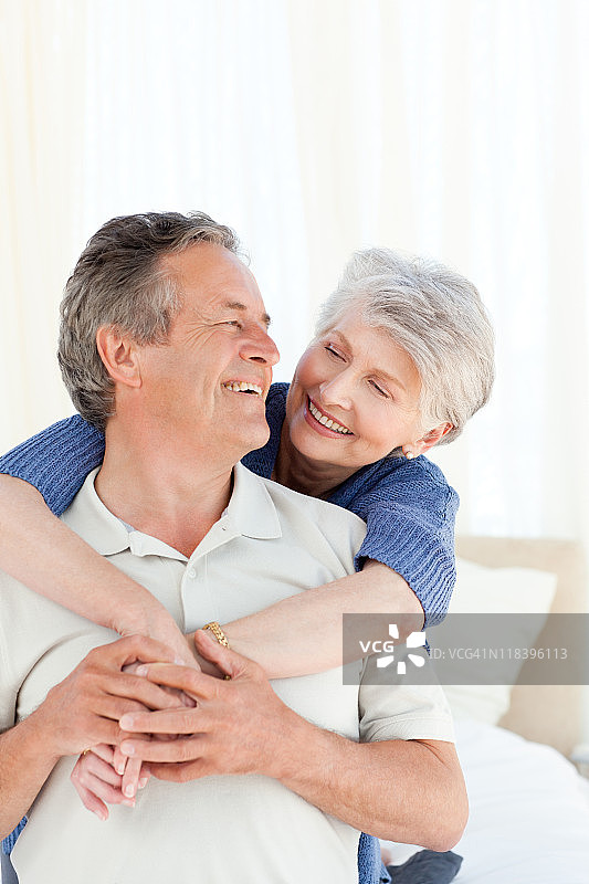 在床上拥抱的老年夫妇图片素材