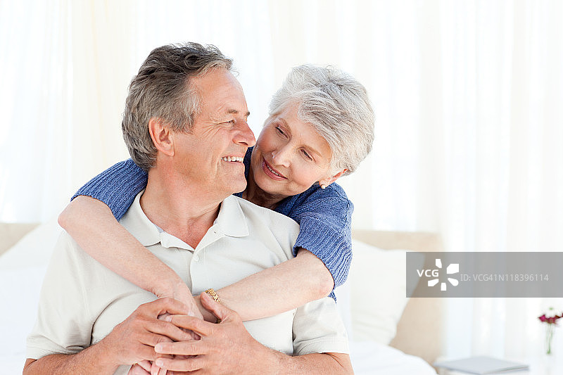 在床上拥抱的老年夫妇图片素材