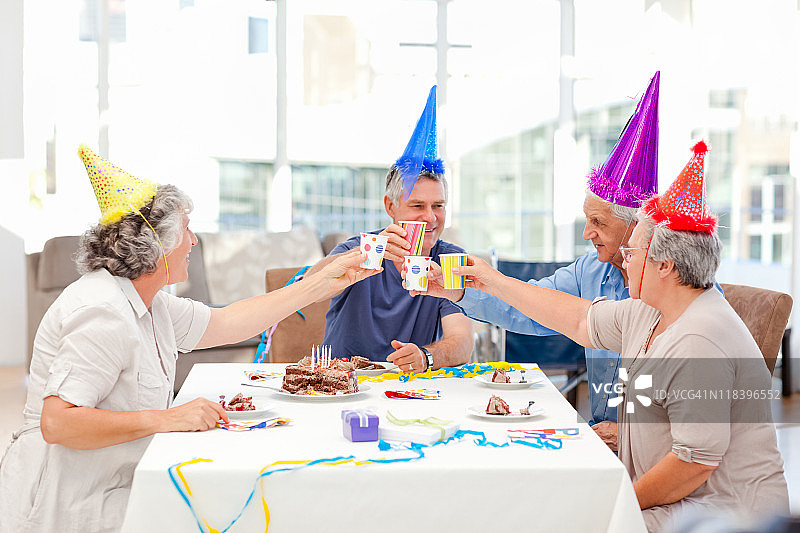 中年朋友们的生日聚会图片素材