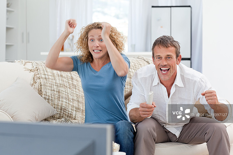 情侣在客厅里看电视图片素材