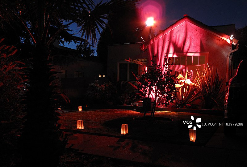 万圣节的洛杉矶20世纪20年代“西班牙风格”住宅图片素材
