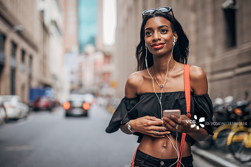 美丽的黑人女子等待乘车图片素材