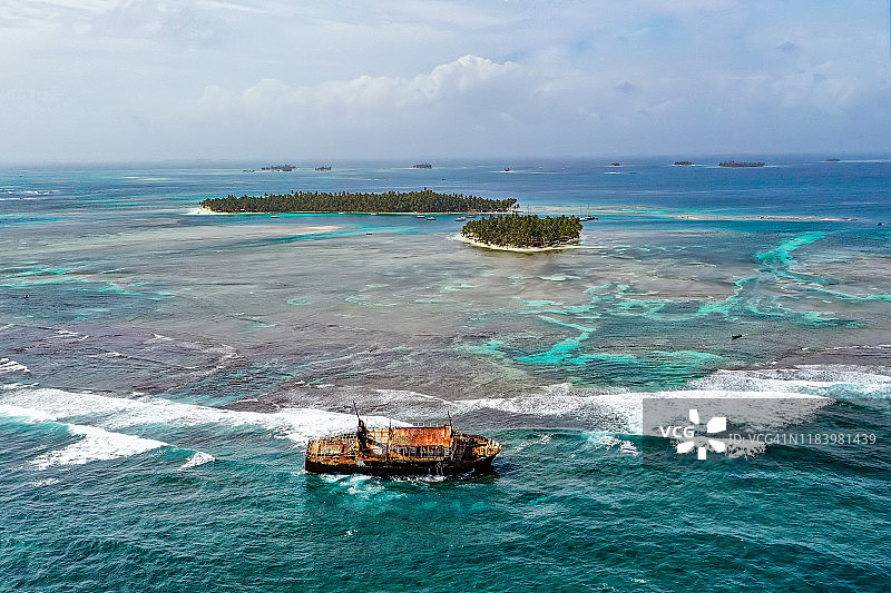 巴拿马圣布拉斯珊瑚礁上的沉船图片素材