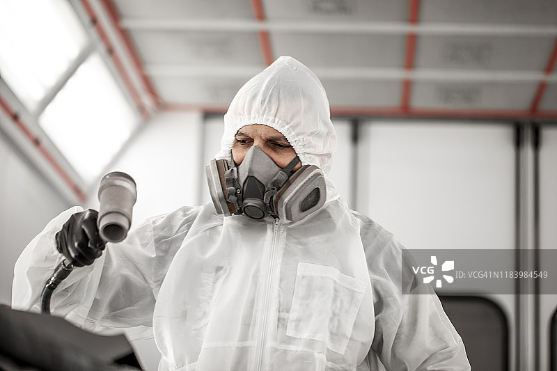 汽车喷漆技师使用气动风干机烘干汽车零件漆面图片素材