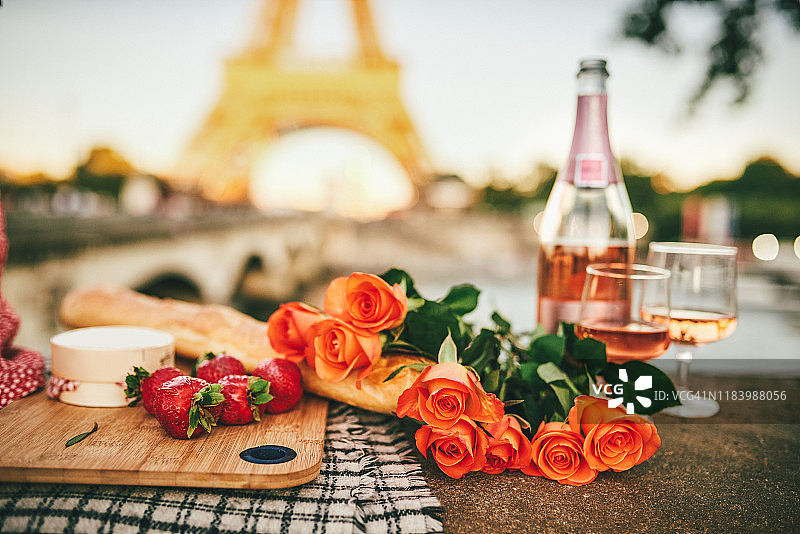 即使是悲观的浪漫主义者也能在这座城市找到爱图片素材