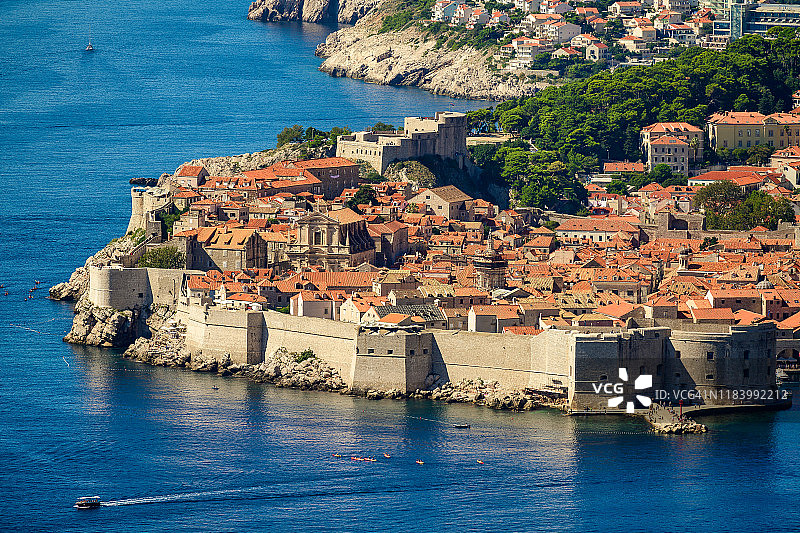 阳光明媚的一天，克罗地亚杜布罗夫尼克老城区的空中景色，有航海船只和停靠港图片素材