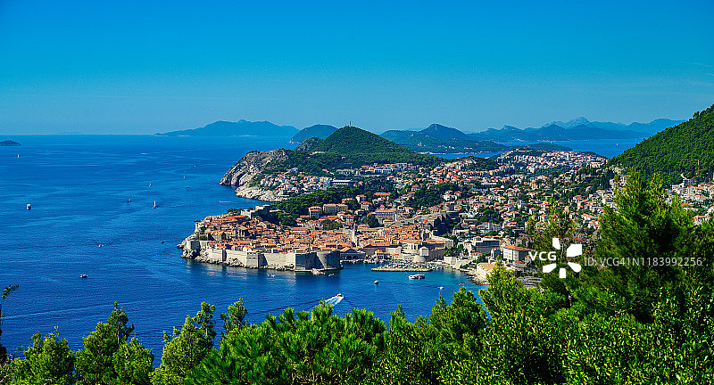 阳光明媚的一天，克罗地亚杜布罗夫尼克老城区的空中景色，有航海船只和停靠港图片素材