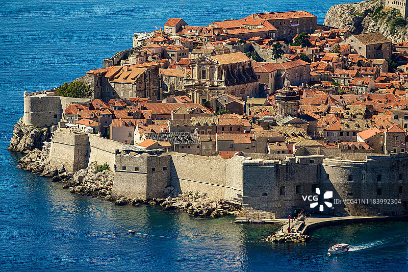 阳光明媚的一天，克罗地亚杜布罗夫尼克老城区的空中景色，有航海船只和停靠港图片素材