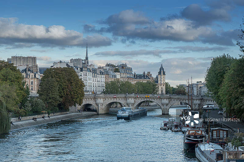 巴黎西岱岛上的新桥、塞纳河与居民区图片素材