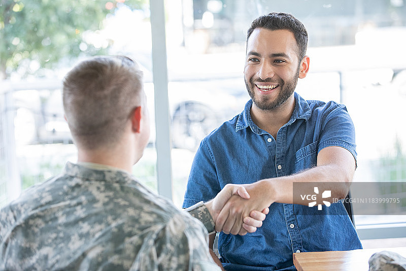 招聘人员与新兵握手图片素材