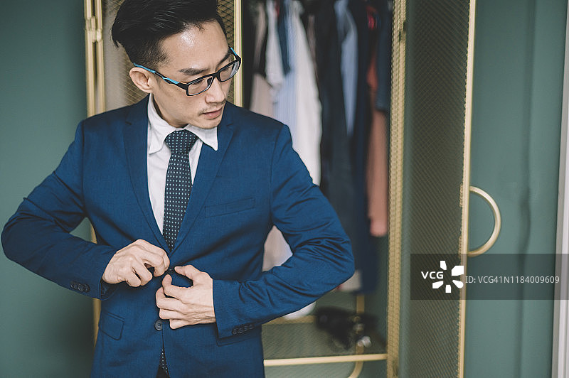 准备穿西装的中国男士图片素材