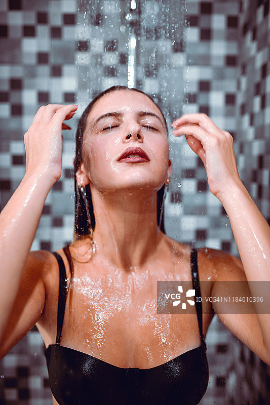 淋浴下的放松图片素材