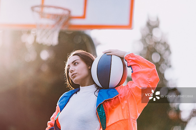 九十年代篮球时尚配饰女性图片素材