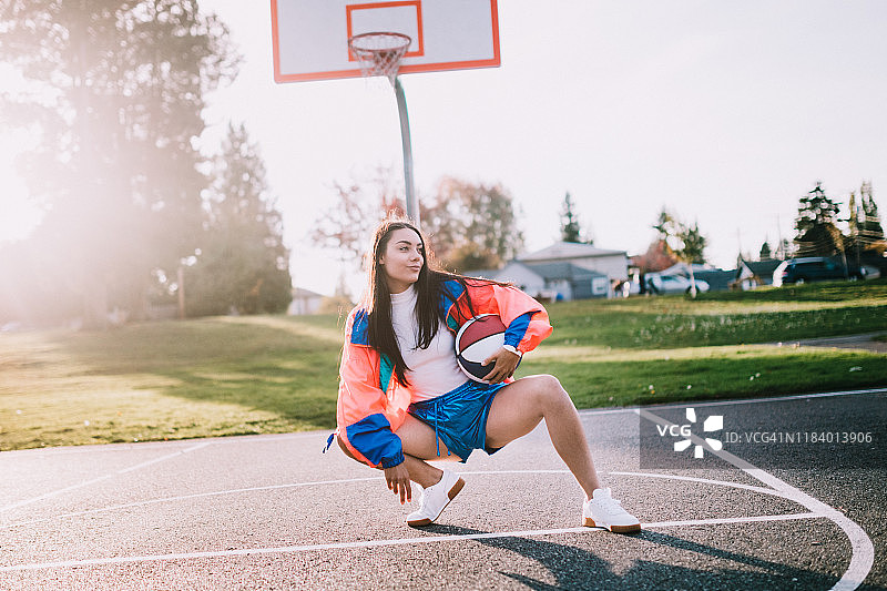 九十年代篮球时尚配饰女性图片素材