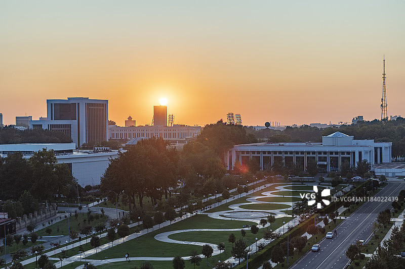 日落时分的塔什干市中心，乌兹别克斯坦图片素材