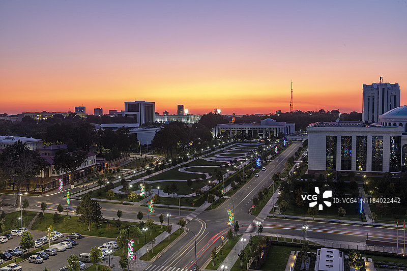 日落时分的塔什干市中心，乌兹别克斯坦图片素材