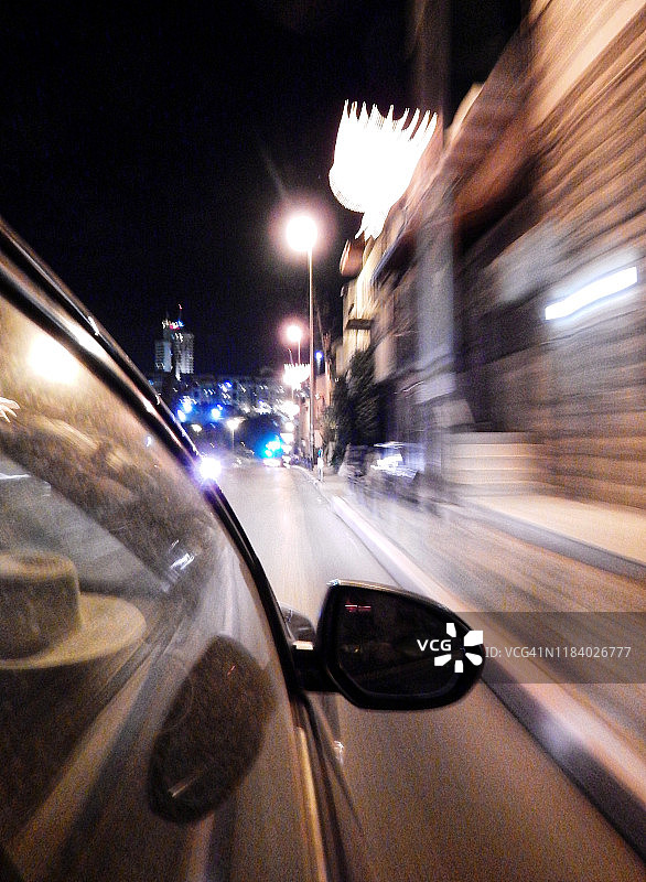 耶路撒冷城市光明节街景：点亮的哈努基亚灯台图片素材