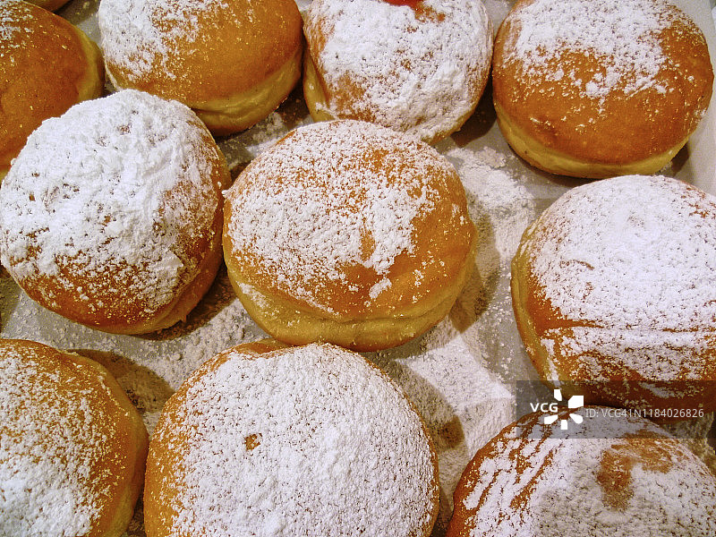 光明节期间食用的油炸甜甜圈特写图片素材