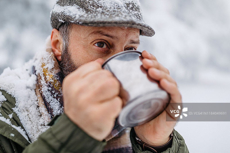 男人喝热茶图片素材
