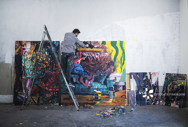 年轻艺术家创作巨幅画作图片素材